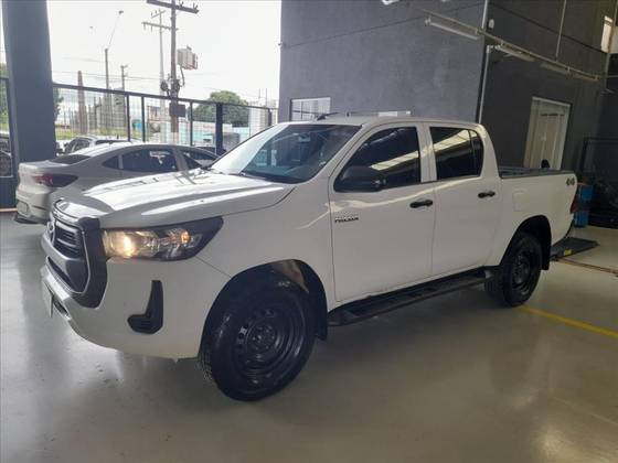 TOYOTA HILUX 2.8 D-4D TURBO DIESEL CD POWER PACK 4X4 MANUAL